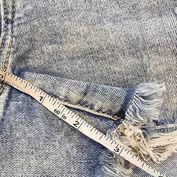 American‎ Eagle size 4 Distressed denim light wash shorts - Picture 6 of 6